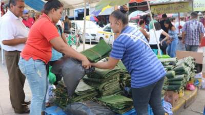 Insuficiente resulta el comercio de El Progreso para albergar a los centenares de compradores que acuden en busca de ropa y alimentos. El mismo ambiente hay en Villanueva, La Lima, Choloma, entre otras.