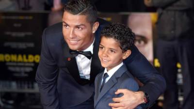 Cristiano Ronaldo junto a su hijo CR Jr.