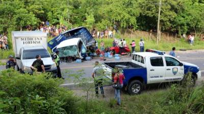 El camión repartidor y el turismo Mazda 6 quedaron destruidos. Medicina Forense tardó en hacer el levantamiento por el estado de los vehículos.