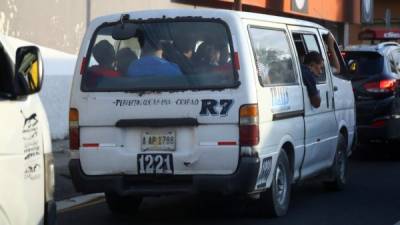 Un bus rapidito de la ruta 7 circula por la tercera avenida del barrio Guamilito de esta ciudad. Foto: Franklyn Muñoz.