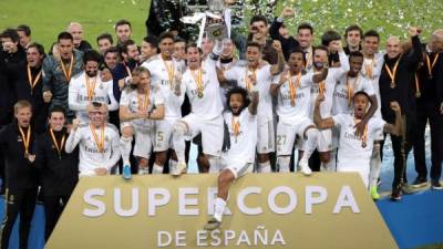 Los jugadores del Real Madrid celebran con el trofeo de la Supercopa de España tras vencer al Atlético de Madrid en penales. Foto EFE