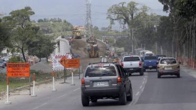 Actualmente están funcionando dos trochas de La Lima al centro, pero en un punto hay un cuello de botella que obliga a formar una sola línea de carros.