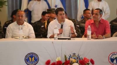 El ministro de Seguridad, Julián Pacheco; el presidente, Juan Orlando Hernández, y el alcalde de La Ceiba, Carlos Aguilar, durante la reunión con los empresarios.