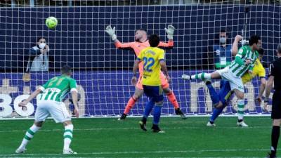 El delantero del Real Betis Balompié, Juanmi Jiménez, en el momento que anotaba el gol de la victoria ante Cádiz. Foto EFE.