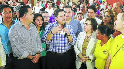 El alcalde Armando Calidonio, el presidente Juan Orlando Hernández, la embajadora Lisa Kubiske y voluntarios anuncian el programa.