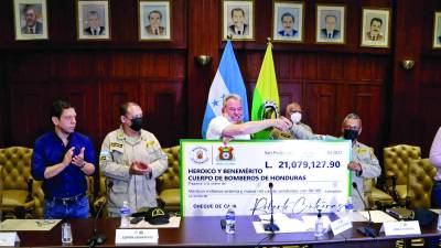 El alcalde Contreras entregó el primer cheque a Jorge Turcios, comandante de Bomberos.