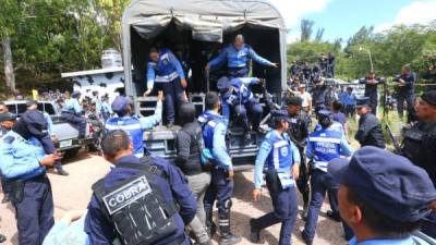 Los elementos de las diferentes unidades de la Policía Nacional vigilan las calles de las ciudades desde anoche. La mitad del personal se sumó a labores, la otra se fue a descanso.