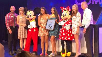 Las hondureñas Ana Mejía y Fernanda Chávez junto a los famosos Minnie y Mickey Mouse y los organizadores de 'Disney Dance the World'.