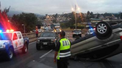 Así quedó la camioneta que volcó hoy en uno de los bulevares de Tegucigalpa. Foto cortesía de Radio América.