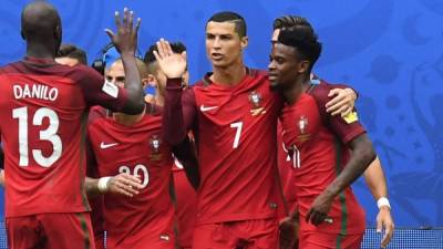 St.petersburg (Russian Federation), 24/06/2017.- Cristiano Ronaldo of Portugal (C) celebrates scoring the 1-0 with teammates during the FIFA Confederations Cup 2017 group A soccer match between New Zealand and Portugal at the Saint Petersburg stadium in St. Petersburg, Russia, 24 June 2017. (Nueva Zelanda, San Petersburgo, San Petersburgo, Rusia) EFE/EPA/GEORGI LICOVSKI