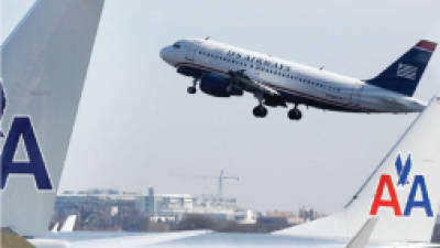 La fusión de American y US Airways crearía la mayor aerolínea del mundo por tráfico.