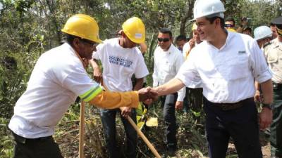 Los beneficiarios del nuevo programa “Chamba comunitaria” compartieron con el presidente Hernández en Gualaco.