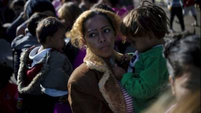 Migrants heading to the border with Guatemala on their way to the United States, march in La Entrada, in the Honduran department of Copan, on January 15, 2021. - Hundreds of asylum seekers are forming new migrant caravans in Honduras, planning to walk thousands of kilometers through Central America to the United States via Guatemala and Mexico, in search of a better life under the new administration of President-elect Joe Biden. (Photo by Orlando SIERRA / AFP)