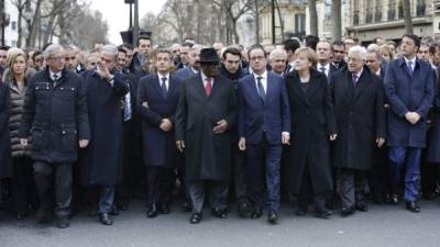 Sarkozy logró colarse entre los líderes mundiales que encabezaron la marcha contra el terrorismo en Francia.