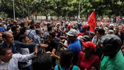 El encuentro de los manifestantes dio pie a enfrentamientos verbales entre los que señalan a los oficialistas de defender una 'dictadura' y estos que, por su parte, aseguran que los días de la titular del Ministerio Público 'están contados'.