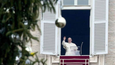 El papa Francisco se dirige a la multitud desde la ventana de su apartamento en el Vaticano. EFE/Archivo