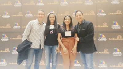 Angie Flores y Gabriela Caballero, las finalistas de San Pedro Sula, junto con los maestros de 'La Academia'. Fotos: Facebook TV Azteca Honduras.