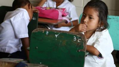 Una niña porta su uniforme en una deteriorada escuela de la ciudad de San Pedro Sula, al norte de Honduras.