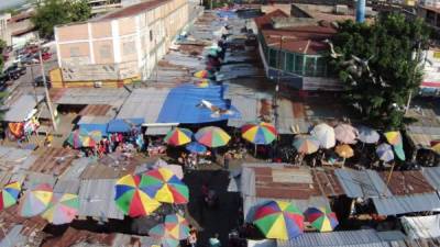 Así está el centro de la ciudad. Cada día el número de vendedores aumenta, y según la denuncia, familias completas se adueñan de los espacios.