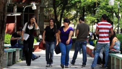 Foto de archivo de uno de los pasillos que conduce a la Plaza Froylán Turcios de la Unah-VS.