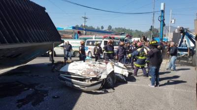 El automóvil quedó completamente destruido.