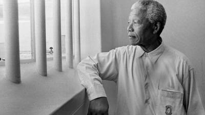 Nelson Mandela pasó 27 años encerrado en las cárceles del régimen segregacionista y se convirtió en el gran icono de la lucha contra el apartheid.