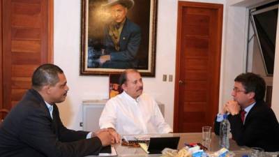 Luis Alberto Moreno (der.) reunido con el presidente Daniel Ortega (centro) e Iván Acosta, presidente del Banco Central de Nicaragua. Foto: Cortesía El Nuevo Diario