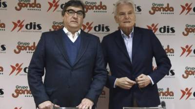 José Barral (i) y Delcir Sonda (d), presidente y propietario del Grupo Sonda, dueña de la empresa deportiva DIS, durante la rueda de prensa que han ofrecido hoy, en Madrid. Foto EFE/Fernando Alvarado