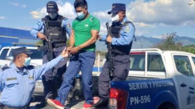Nelson Guiza Morales es trasladado en un carro de la Policía después de su captura en Comayagua.