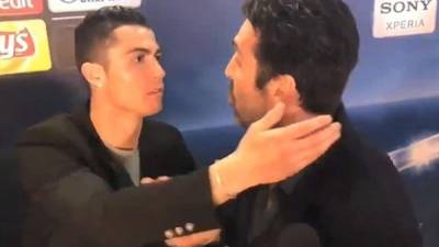 Abrazo de crack a crack entre Cristiano Ronaldo y Buffon.