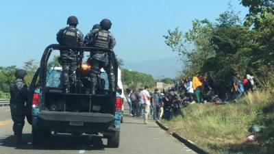 Un grupo de migrantes decidió no esperar a realizar el proceso migratorio que les acreditaría estancia legal en México durante un año.