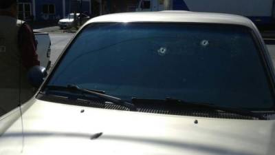 El vehículo recibió varios disparos en los vidrios frontales, traseros y en el tonó.