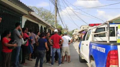 Tirados en el pasaje del bloque 44 quedaron los cuerpos de los dos hombres que fueron tiroteados por desconocidos.