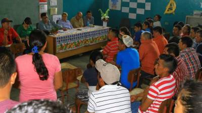Los campesinos de la comunidad Los Robles asistieron a la reunión donde se les habló del proyecto.