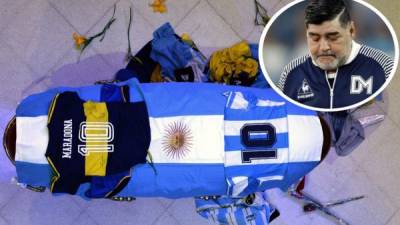 Fotografía de archivo del 26 de noviembre de 2020, donde se observa el cajón cerrado donde yacía Maradona, cubierto de una bandera argentina y una camiseta del Club Boca Juniors y de la Selección Argentina. Foto EFE