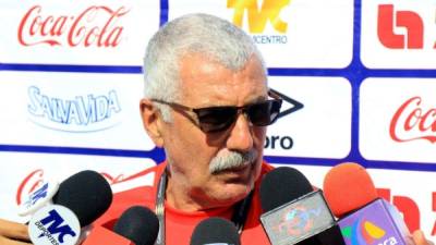 Manuel Keosseián habló con los medios este viernes en el entrenamiento del Olimpia. Foto Ronald Aceituno