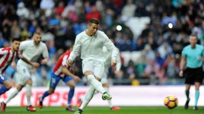 Cristiano Ronaldo lanzando su penal contra el Sporting de Gijón.