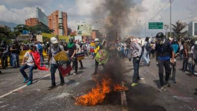 Desde hace casi tres meses el país suramericano vive una ola de manifestaciones a favor y en contra del Gobierno que ha dejado 75 muertos y más de mil; heridos. (FOTO/EFE archivo)