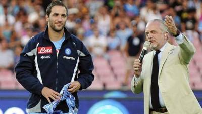 Aurelio De Laurentiis criticó a Gonzalo Higuaín por su fichaje por la Juventus.