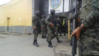 Las autoridades policiales en el momento del operativo en el centro pensal de San Pedro Sula. Foto cortesía de Hoy Mismo.