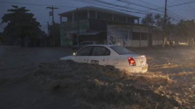 Calles como la 13, la 15 y la 33 se inundaron dejando muchos carros varados; varios conductores se arriesgaron a cruzar las calles.