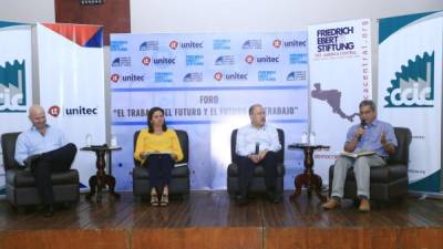 Panel. Pedro Barquero, de la CCIC; Rosibel Garay, representante de OIT; Hugo Noé Pino, docente universitario, y Joel Navarrete, de la Cuth, durante el foro. Foto Moisés Valenzuela.