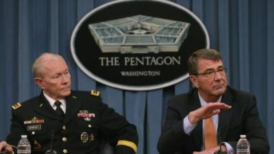 El general Martin Dempsey junto al secretario de Defensa de EUA, Ashton Carter.