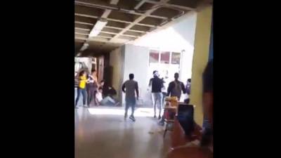 Video muestra la pelea dentro del campus de la Unah en Tegucigalpa, capital de Honduras.