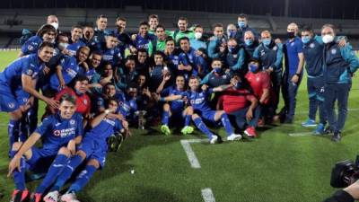 La máquina del Cruz Azul festejó el título de la Copa GNP.
