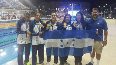 Las chicas de natación junto a sus entrenadores han puesto en alto el nombre de Honduras.