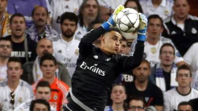 Keylor Navas para un remate del Manchester City durante el partido de vuelta de las semifinales de la Liga de Campeones en el estadio Santiago Bernabéu. Foto EFE/Juan Carlos Hidalgo