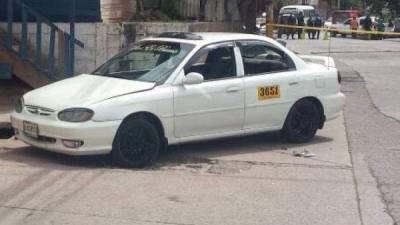 El conductor del taxi se fue a refugiar a una posta policial después del asalto a los pasajeros. Foto tomada de @radiohrn