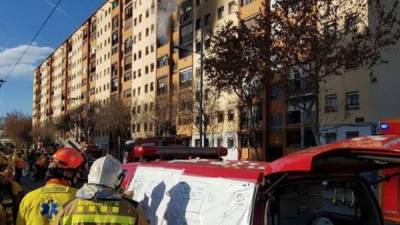 Los bomberos de Barcelona incendio en departamento de edificios.