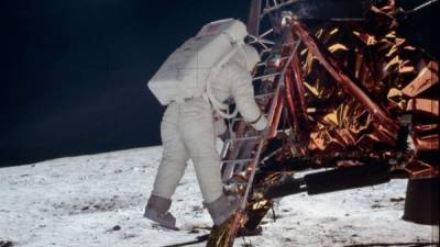 40 años después de que Neil Armstrong dejara sus huellas en la luna, más de 9.000 imágenes inéditas de la misión Apolo, tomadas por las cámaras Hasselblad que los astronautas llevaban instaladas en el pecho, fueron publicadas.